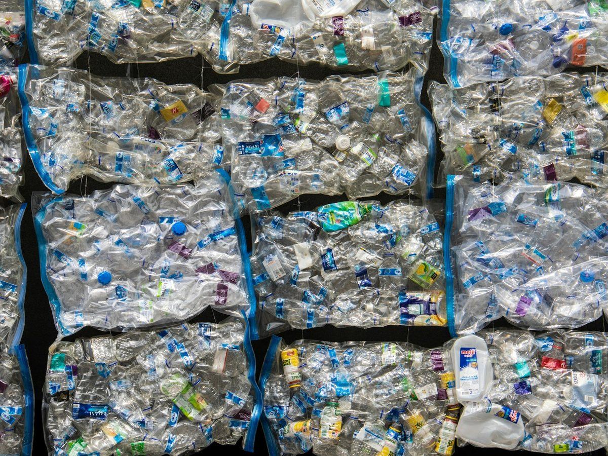Fardos de garrafas PET prensadas em operação logística de reciclagem